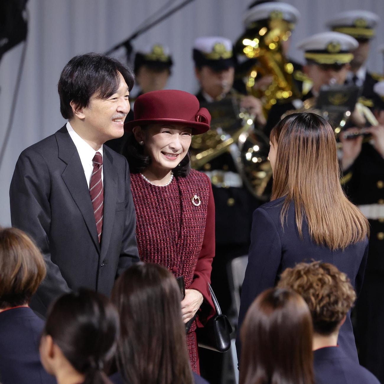 決意表明を終えた坂本（右）と言葉を交わす秋篠宮ご夫妻（撮影・河田真司）
