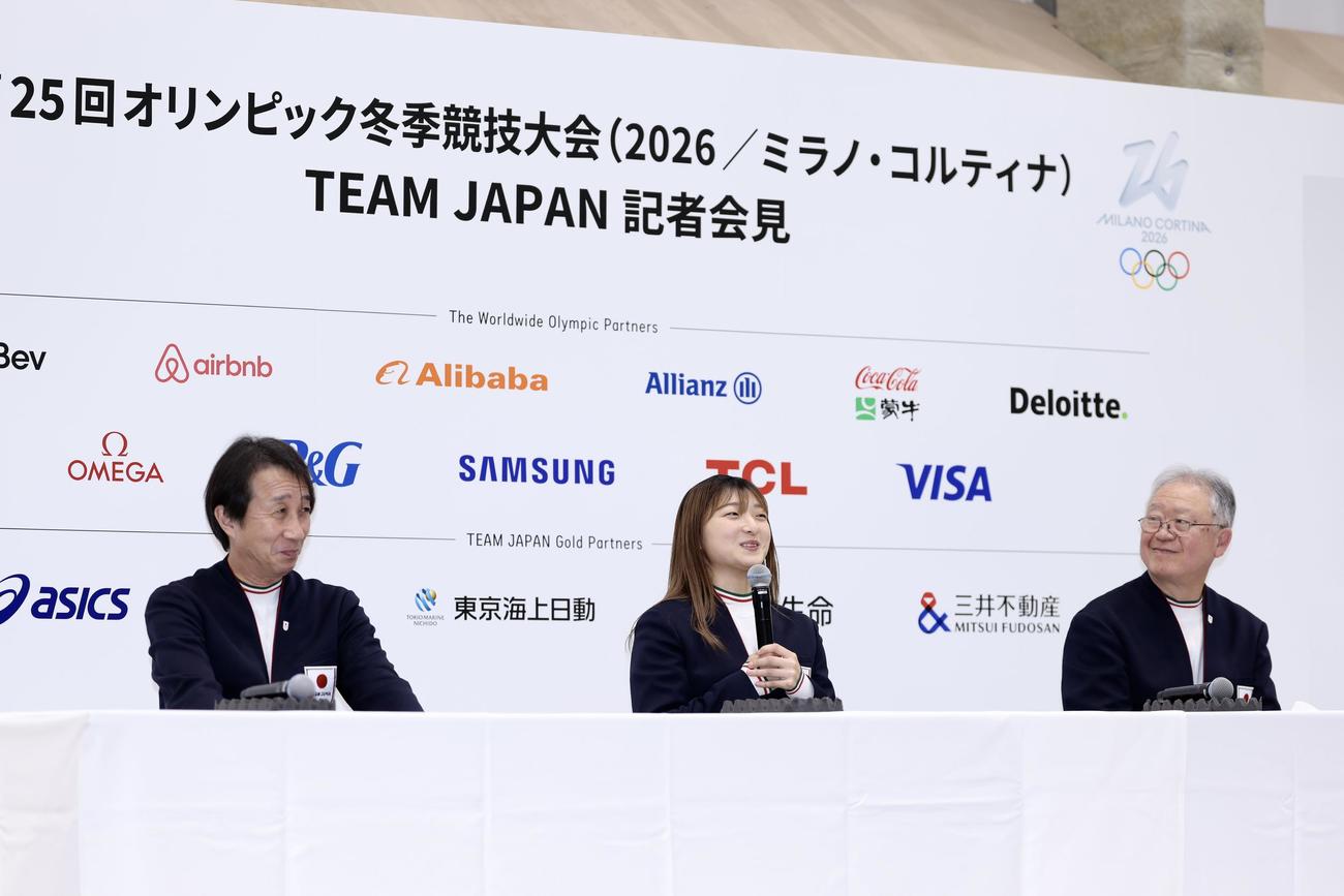 記者会見に臨む、左から原田副団長、坂本、伊東団長（撮影・河田真司）