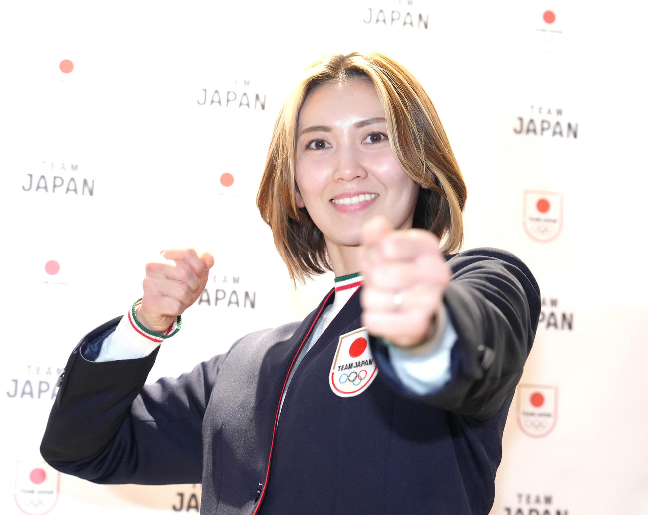 「弓ポーズ」を決めるカーリングの吉村（撮影・足立雅史）