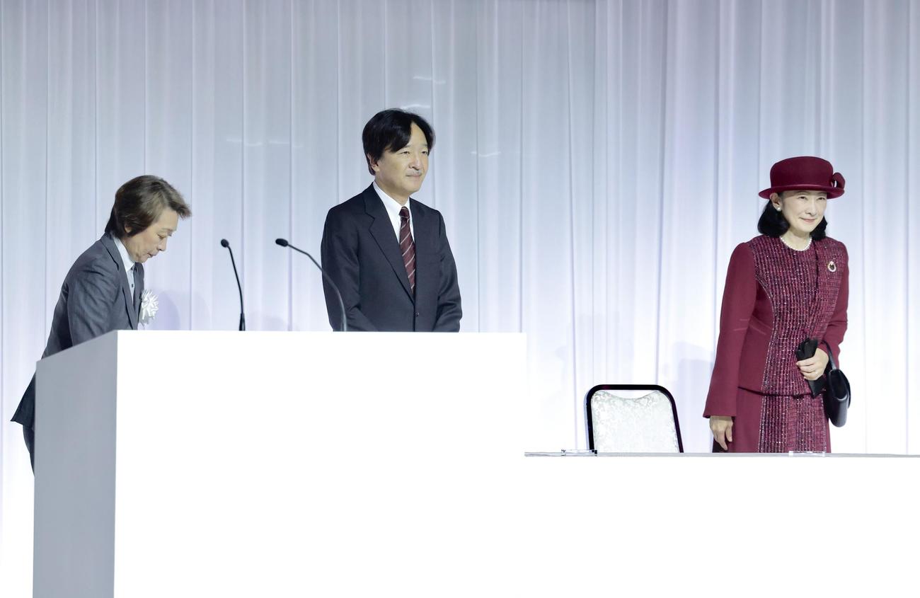 結団式で登壇される秋篠宮ご夫妻。左はJOC橋本聖子会長（撮影・河田真司）