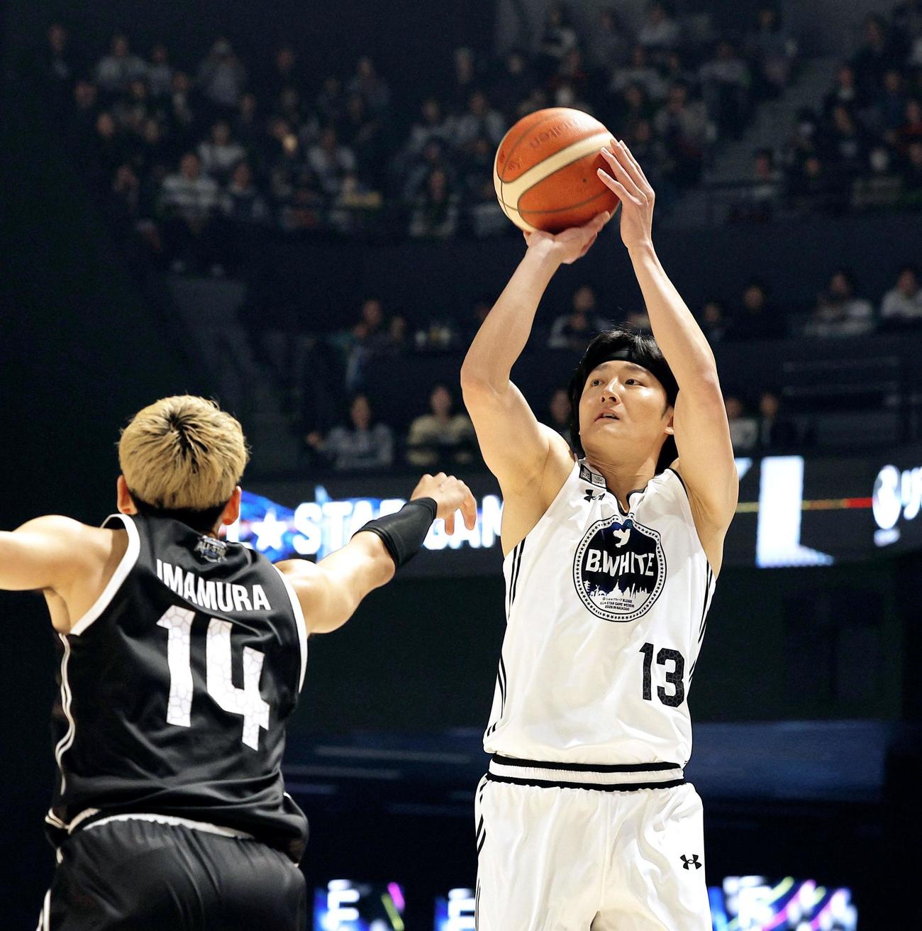 第4クオーター、シュートを放つ「B・WHITE」の田中（共同）