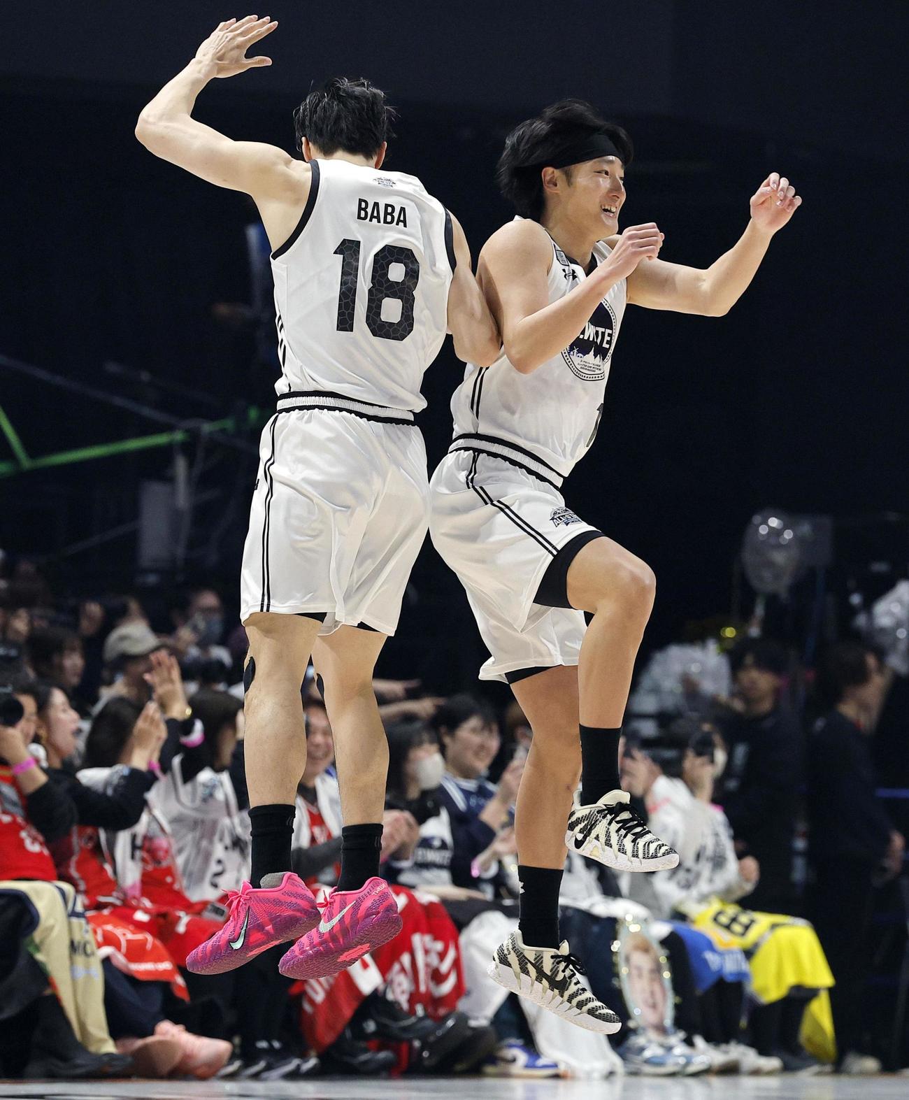 第2クオーター、シュートを決め、馬場（左）と喜ぶ「B・WHITE」の田中（共同）