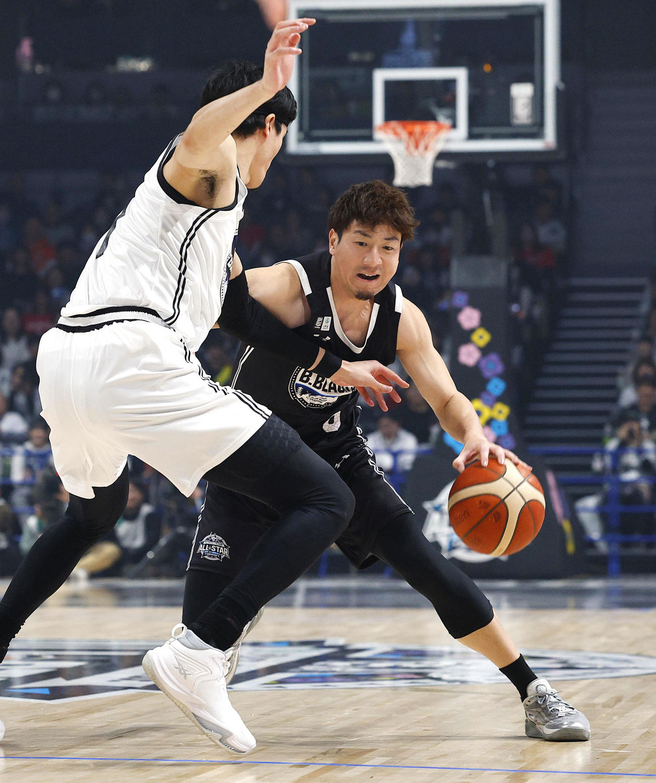 第1クオーター、攻め込む「B・BLACK」の比江島（右）（共同）