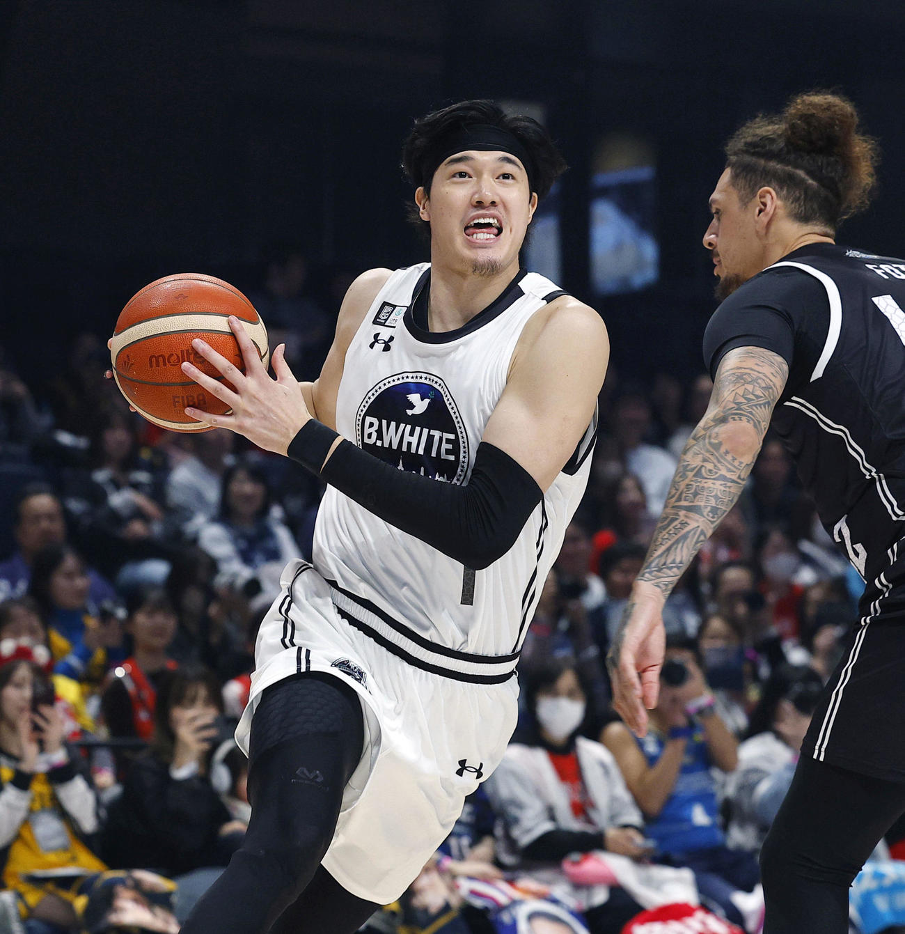 第3クオーター、攻め込む「B・WHITE」の渡辺（共同）