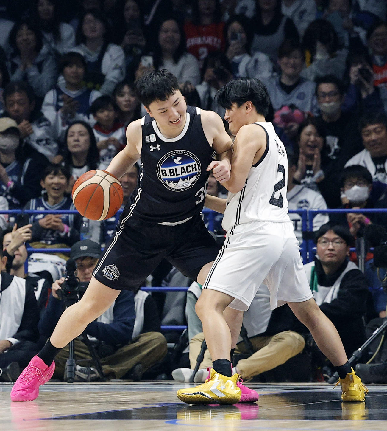 第3クオーター、競り合う「B・BLACK」の富永（左）と「B・WHITE」の富樫（共同）