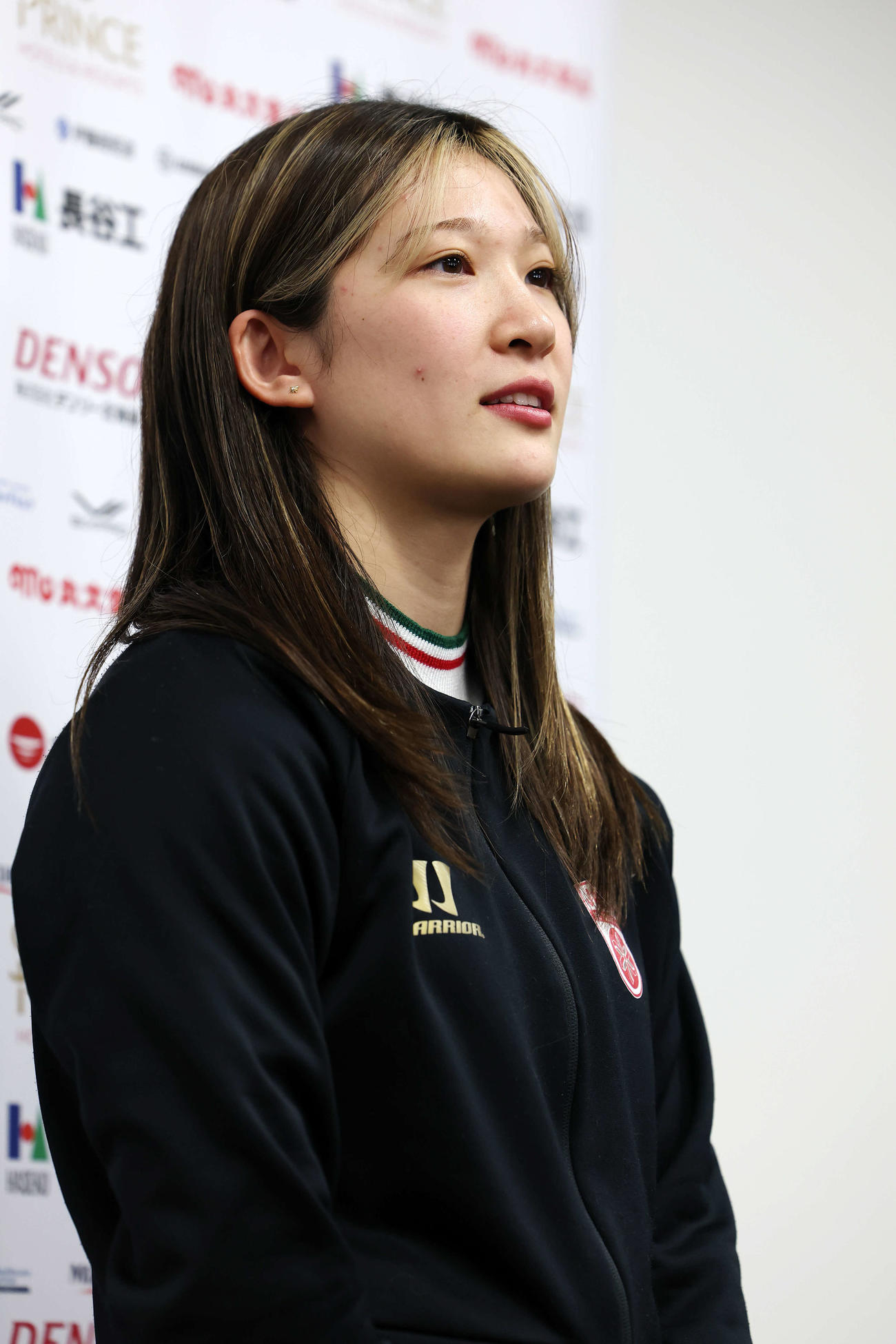 ミラノ・コルティナ五輪壮行会に臨んだスマイルジャパン輪島は囲み取材に応える（撮影・宮地輝）