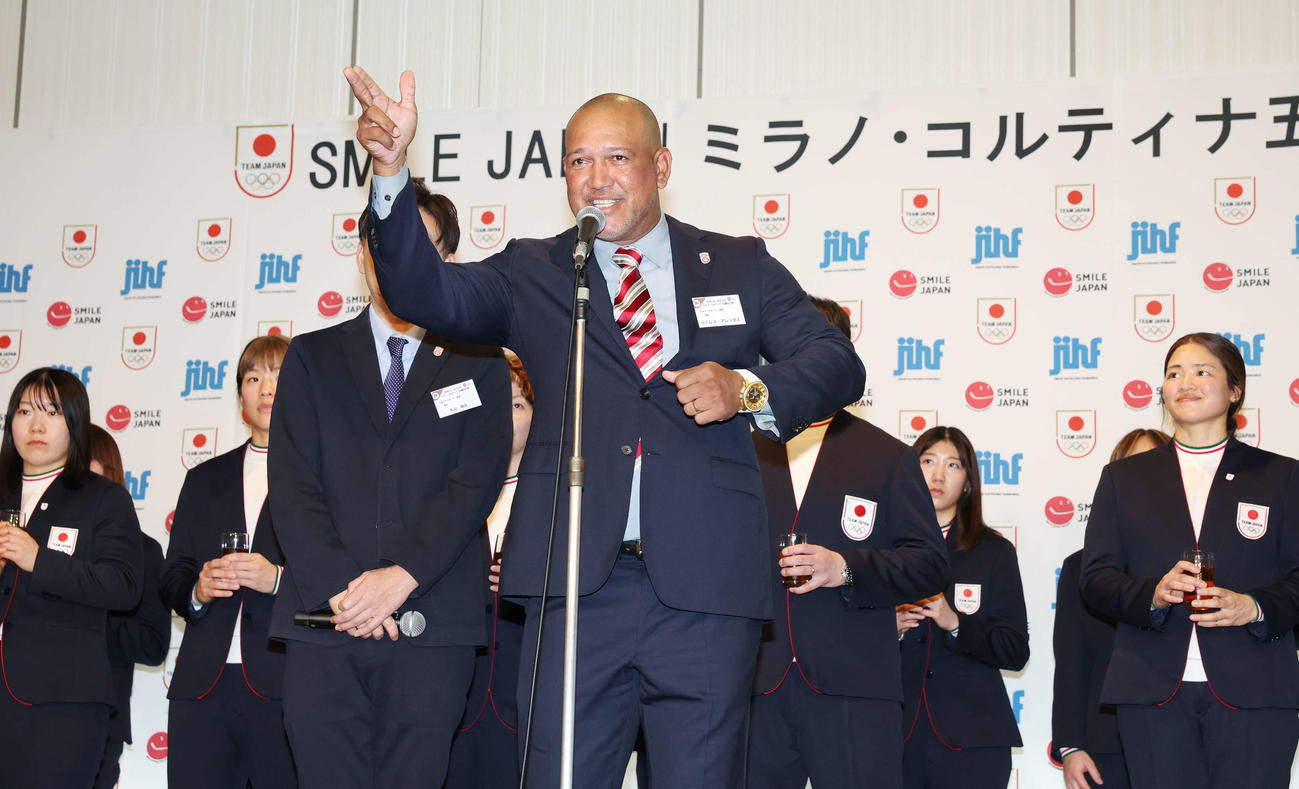 スマイルジャパンミラノ・コルティナ五輪壮行会でゲッツをする日本アイスホッケー連盟アレックス・ラミレス理事（撮影・宮地輝）