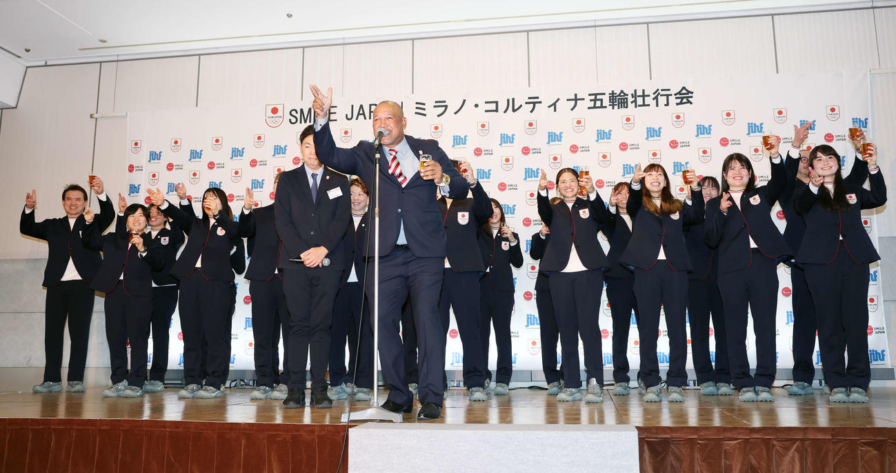 ミラノ・コルティナ五輪壮行会でスマイルジャパンとゲッツをする日本アイスホッケー連盟アレックス・ラミレス理事（撮影・宮地輝）
