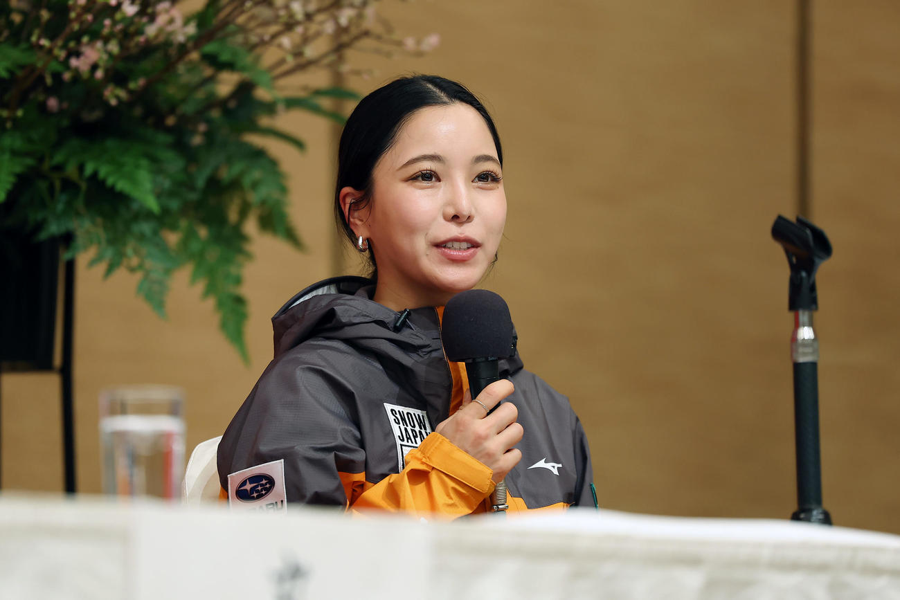 前日会見に臨む高梨（撮影・前田充）