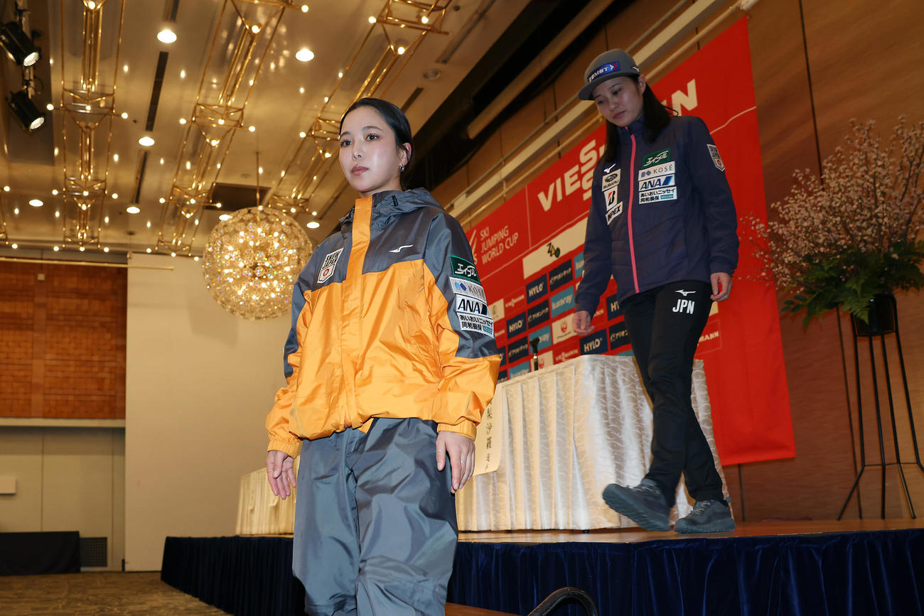 前日会見を終え引き揚げる高梨（左）と丸山（撮影・前田充）