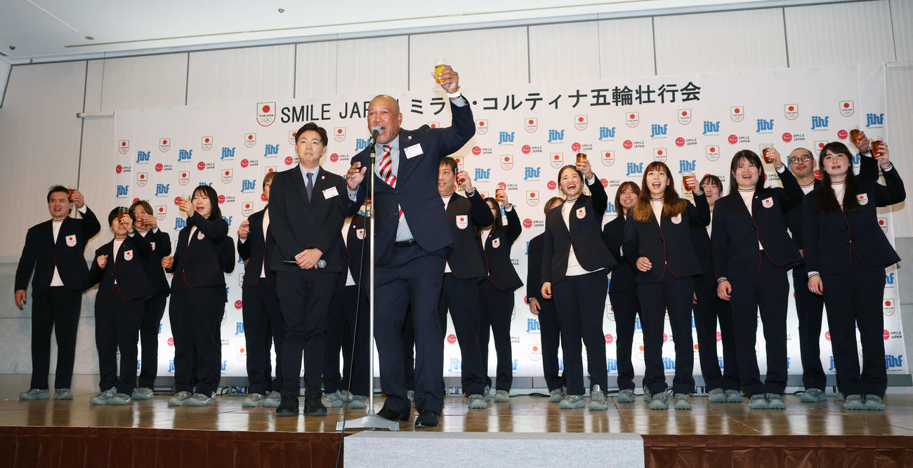 ミラノ・コルティナ五輪壮行会でスマイルジャパンとの乾杯の音頭を取る日本アイスホッケー連盟アレックス・ラミレス理事（撮影・宮地輝）