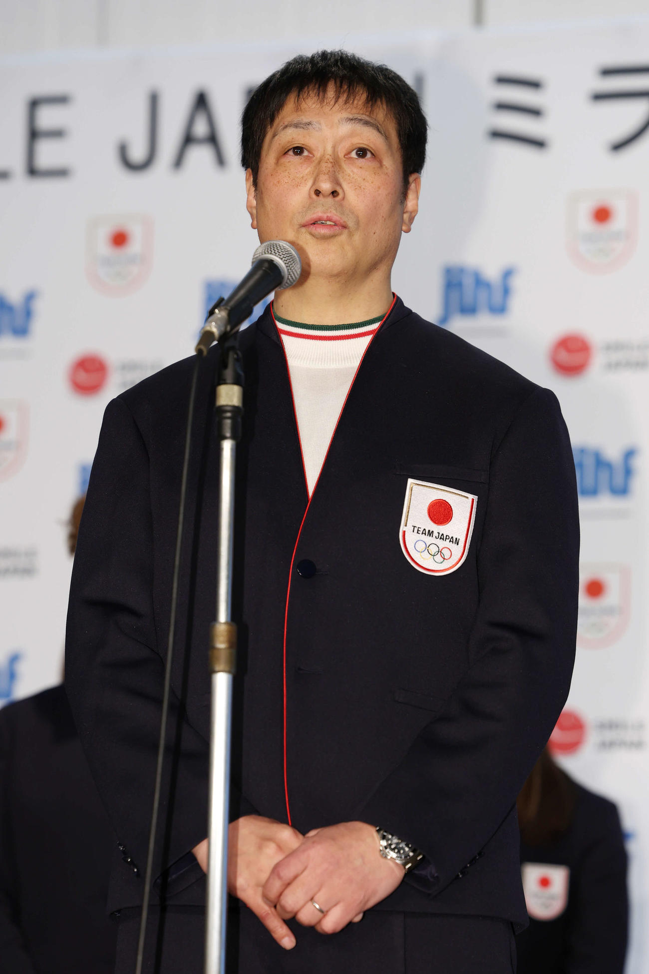 ミラノ・コルティナ五輪壮行会であいさつするスマイルジャパン飯塚監督（撮影・宮地輝）