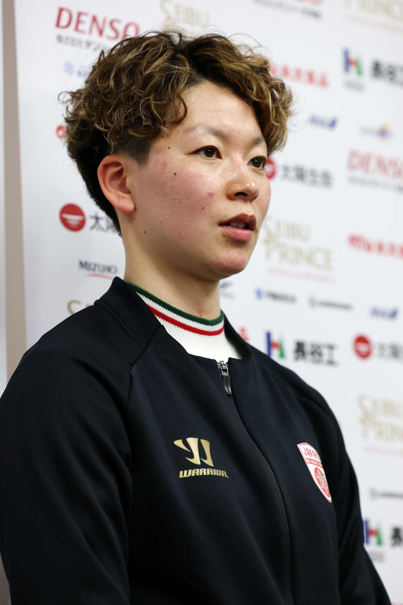 ミラノ・コルティナ五輪壮行会に臨んだスマイルジャパン小池主将は囲み取材に応える（撮影・宮地輝）