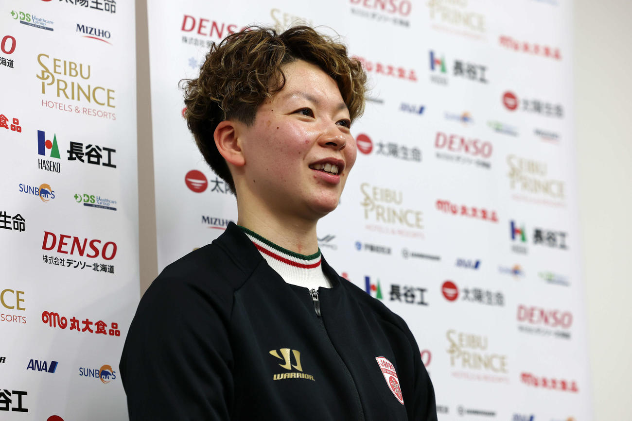 ミラノ・コルティナ五輪壮行会に臨んだスマイルジャパン小池主将は囲み取材に笑顔で応える（撮影・宮地輝）