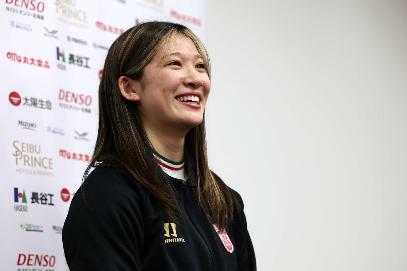 ミラノ・コルティナ五輪壮行会に臨んだスマイルジャパン輪島は囲み取材に笑顔で応える（撮影・宮地輝）