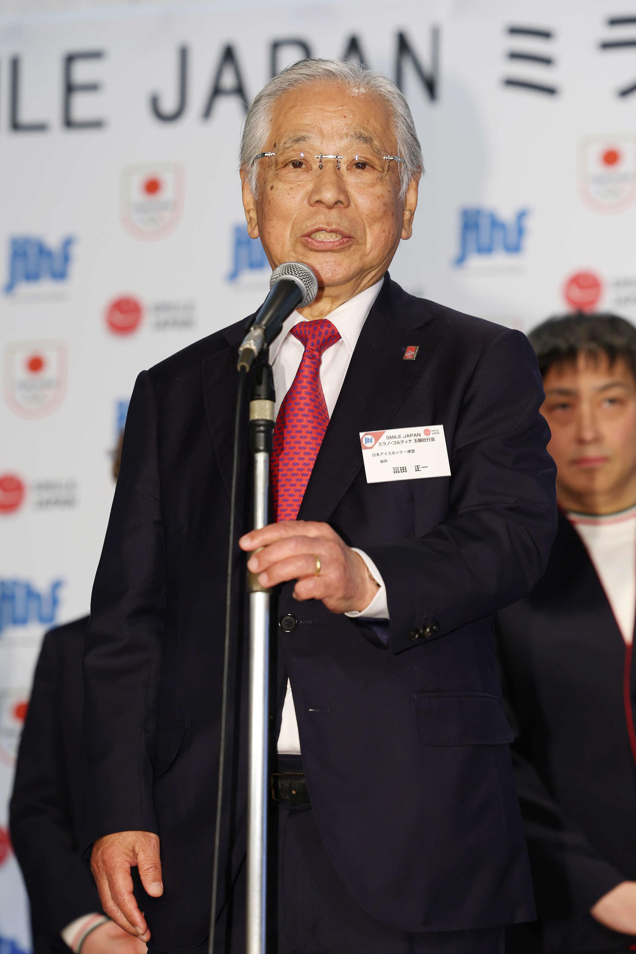 スマイルジャパンミラノ・コルティナ五輪壮行会であいさつする日本アイスホッケー連盟冨田正一顧問（撮影・宮地輝）