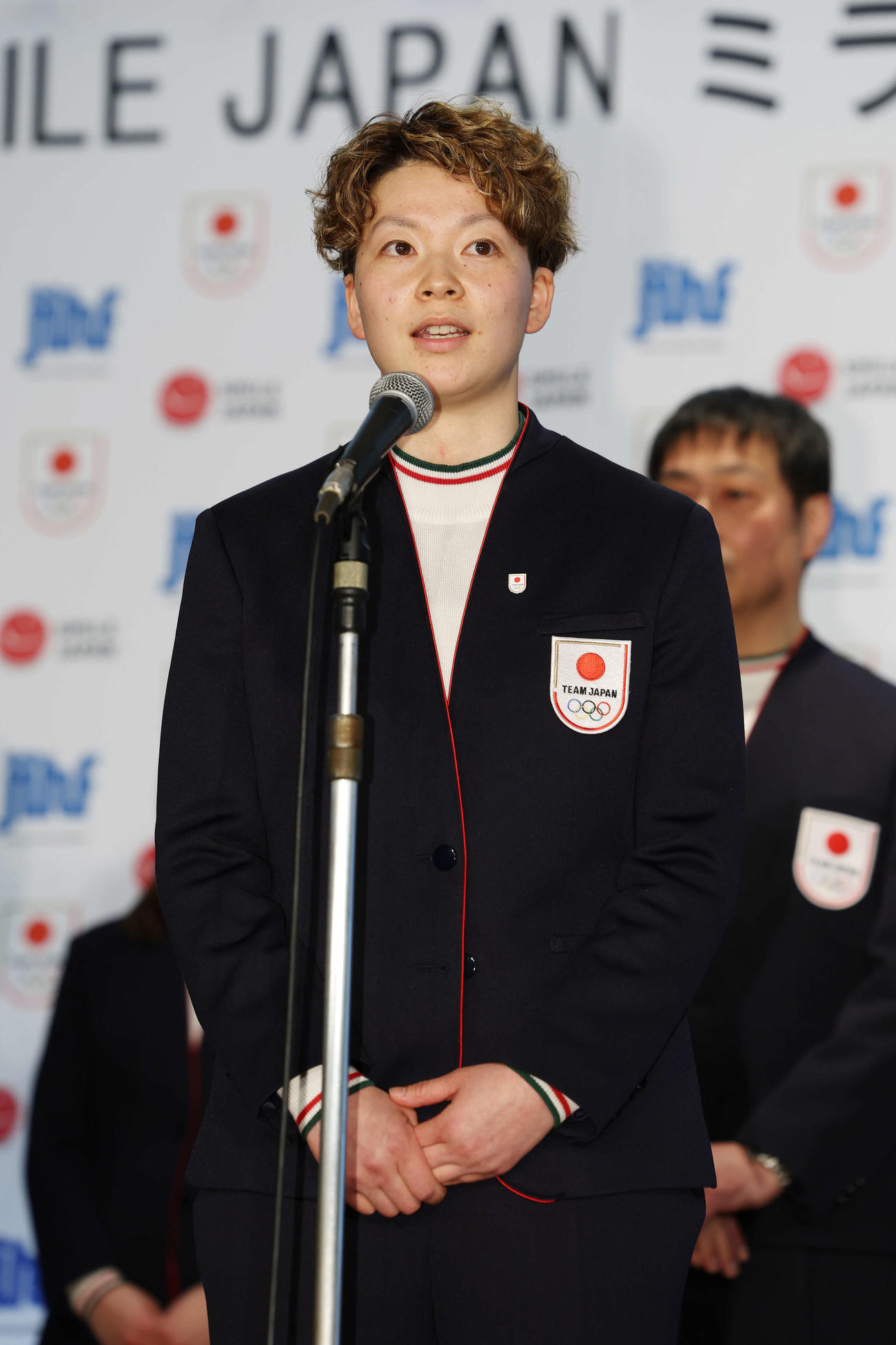 ミラノ・コルティナ五輪壮行会であいさつするスマイルジャパン小池主将（撮影・宮地輝）