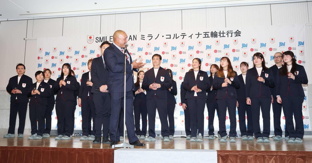 ミラノ・コルティナ五輪壮行会でスマイルジャパンに言葉をかける日本アイスホッケー連盟アレックス・ラミレス理事（撮影・宮地輝）