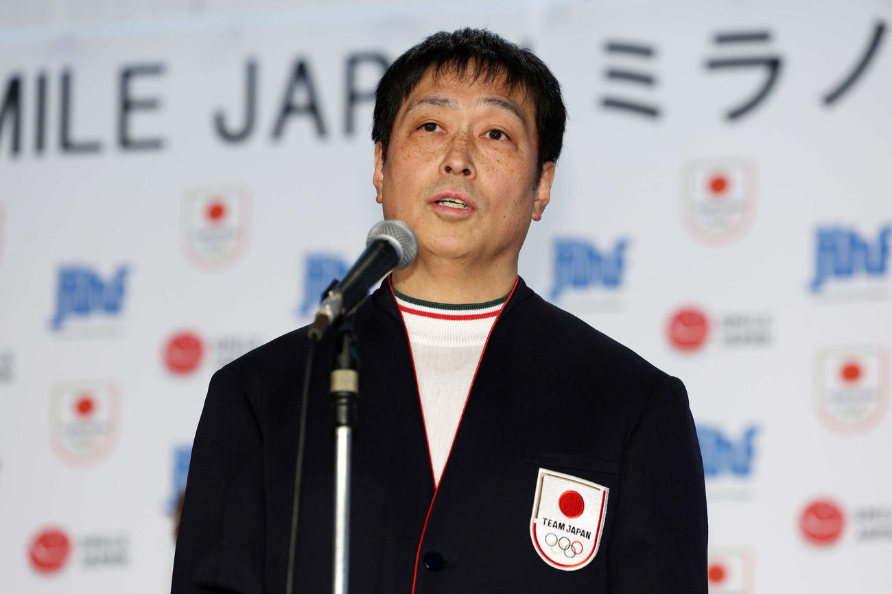 ミラノ・コルティナ五輪壮行会であいさつするスマイルジャパン飯塚監督（撮影・宮地輝）
