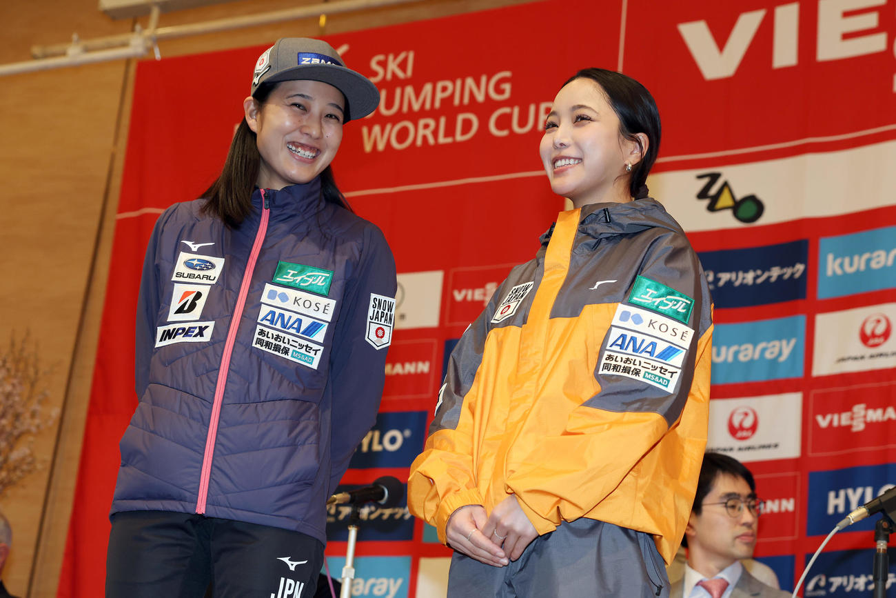 前日会見を前に笑顔を見せる丸山（左）と高梨（撮影・前田充）