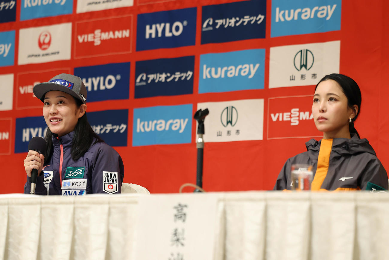 前日会見に臨む丸山（左）と高梨（撮影・前田充）