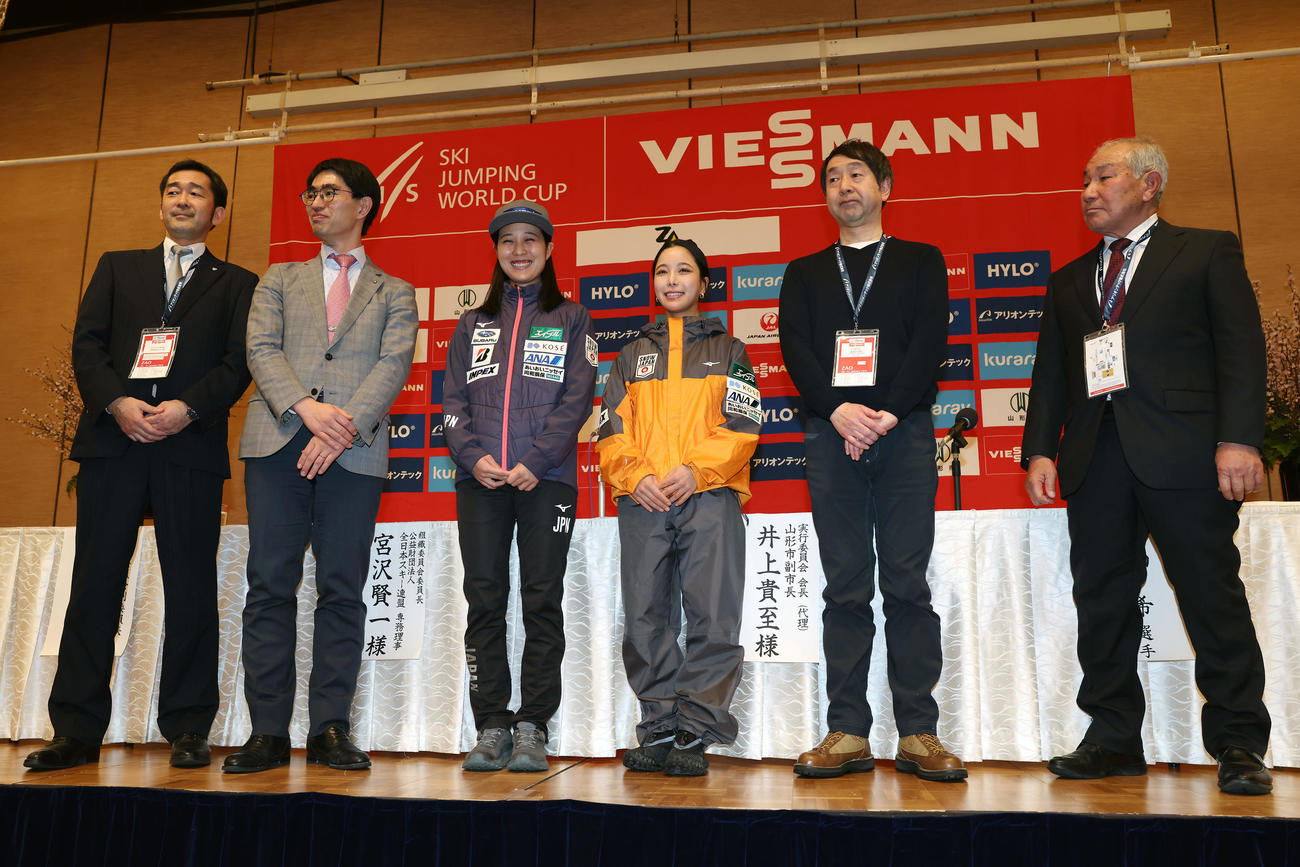 前日会見で大会関係者らと登壇し笑顔を見せる丸山（左から3人目）と高梨（同4人目）（撮影・前田充）