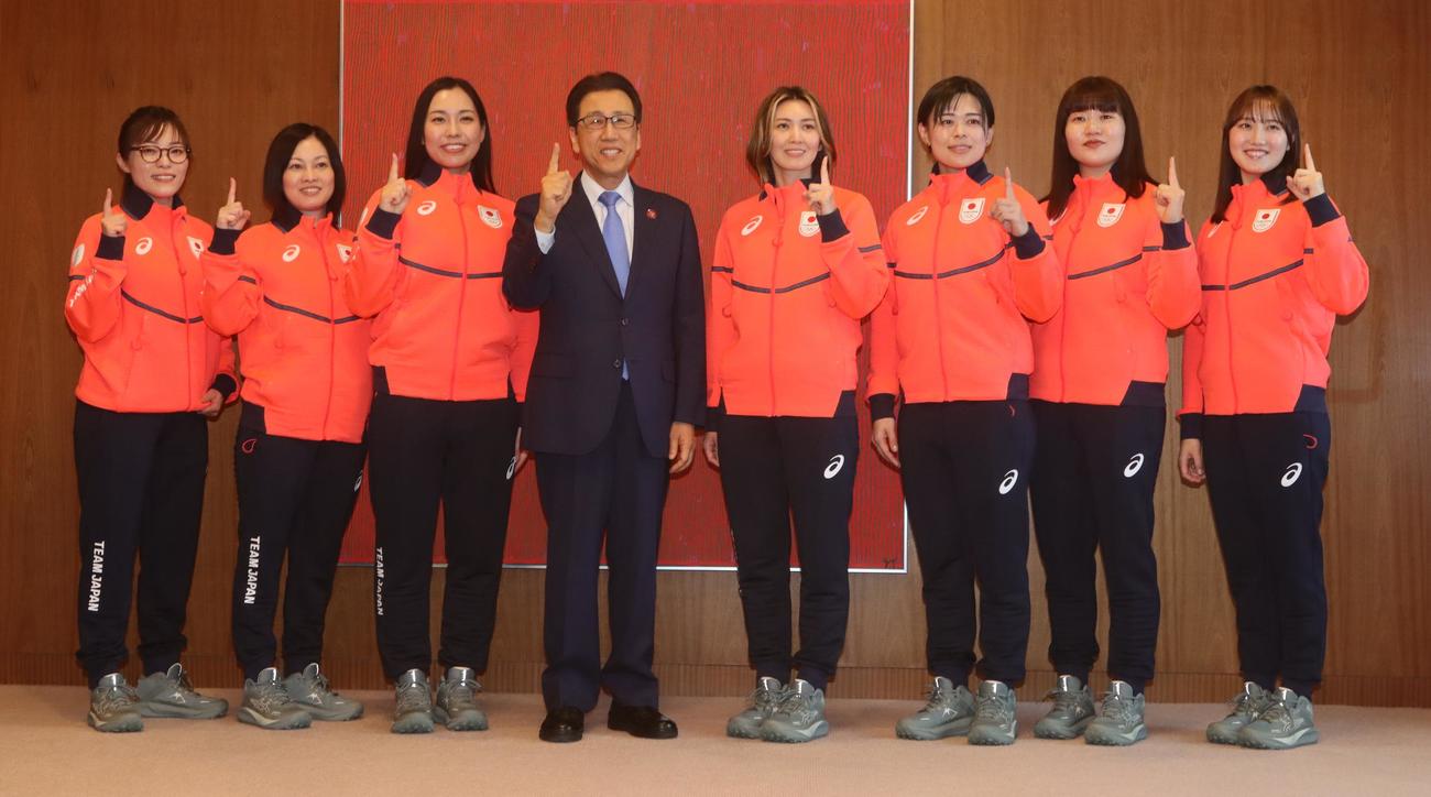 秋元札幌市長（中央）と記念撮影するフォルティウスの選手ら（撮影・奥村晶治）