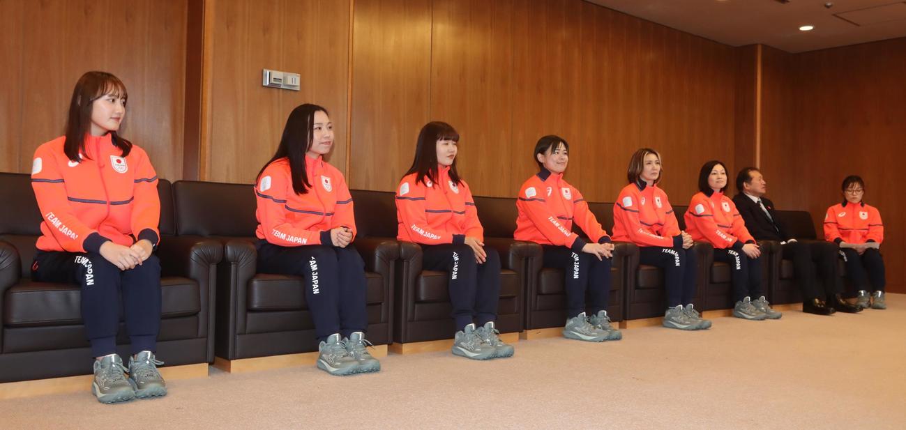 札幌市役所を表敬訪問したフォルティウスの選手ら（撮影・奥村晶治）