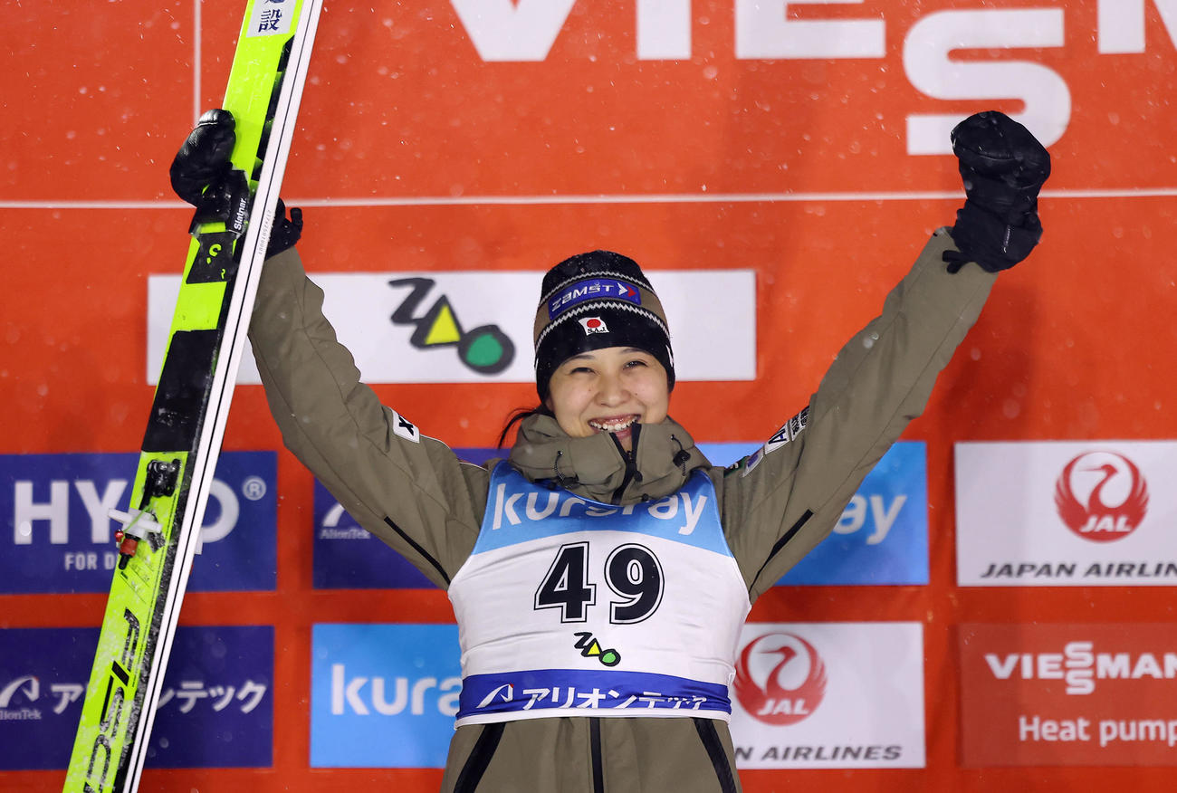 優勝し笑顔でガッツポーズする丸山（撮影・前田充）