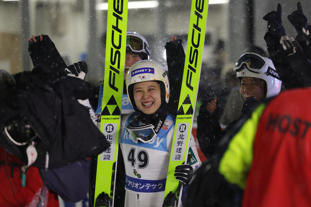 優勝が決まり喜ぶ丸山（中央）（撮影・前田充）