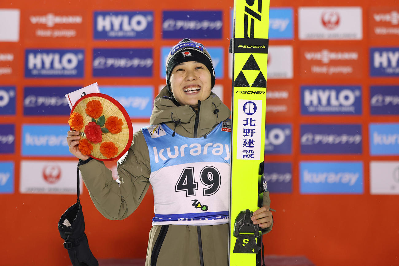 優勝し笑顔で写真に納まる丸山（撮影・前田充）
