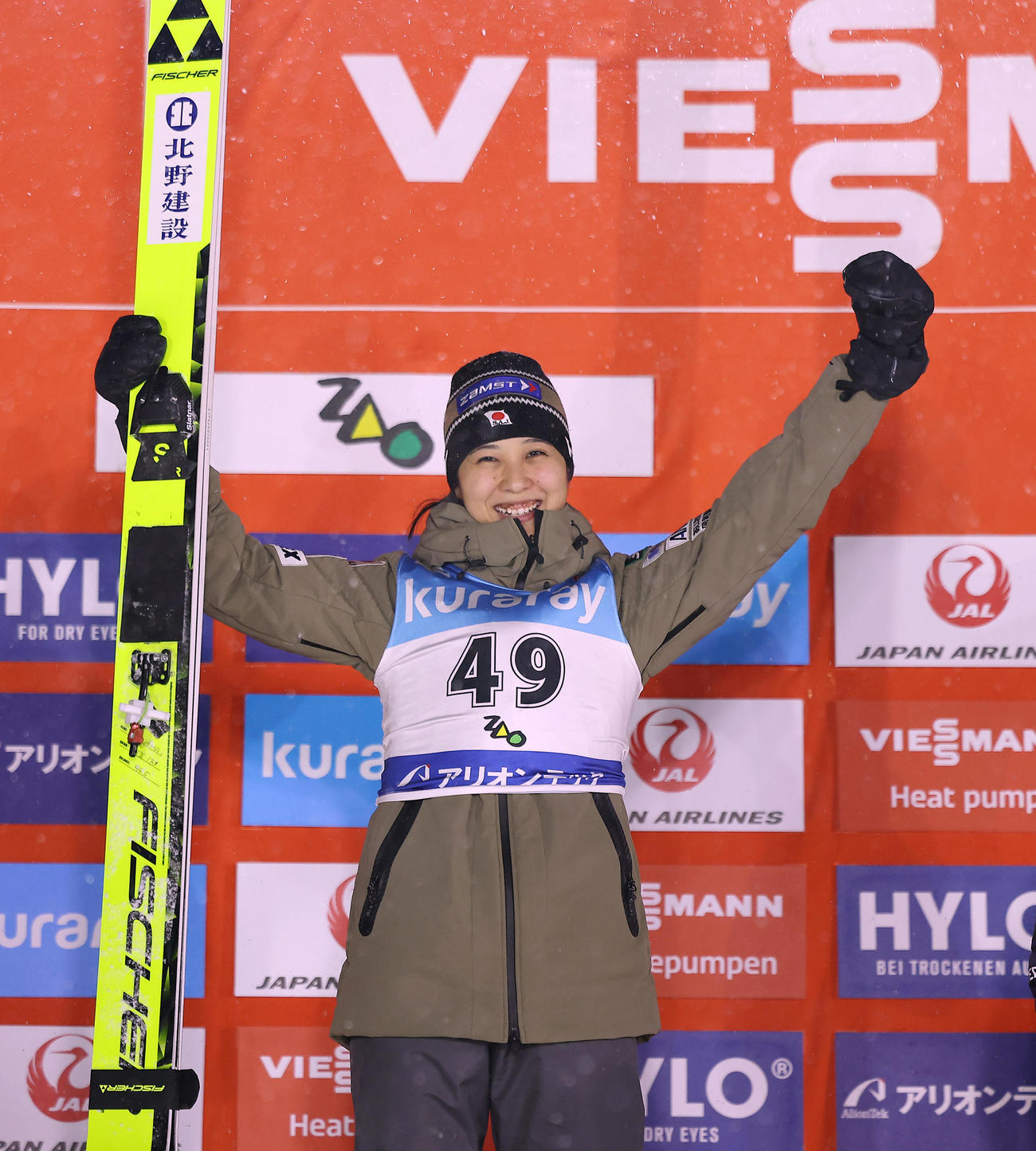 優勝し笑顔でガッツポーズする丸山（撮影・前田充）