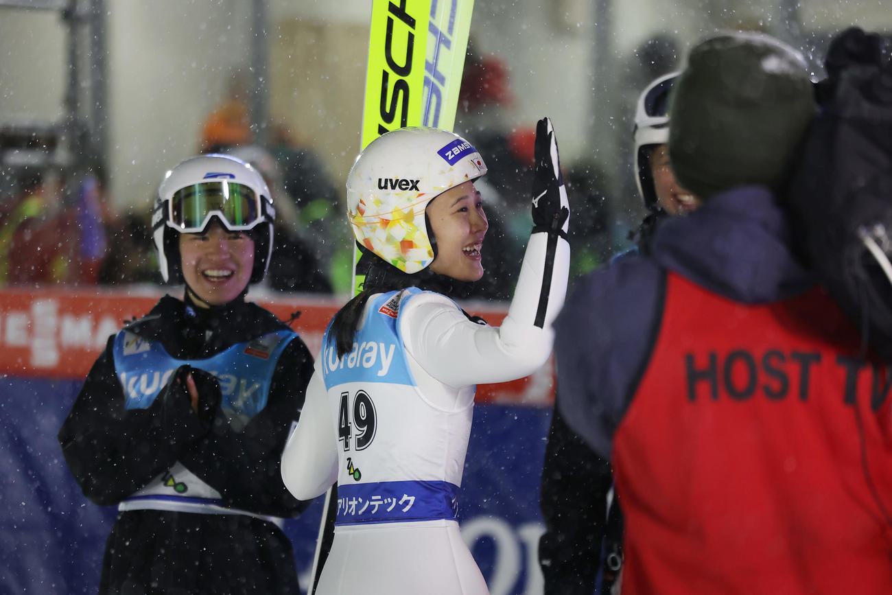 2回目の飛躍を終え笑顔を見せる丸山（中央）（撮影・前田充）