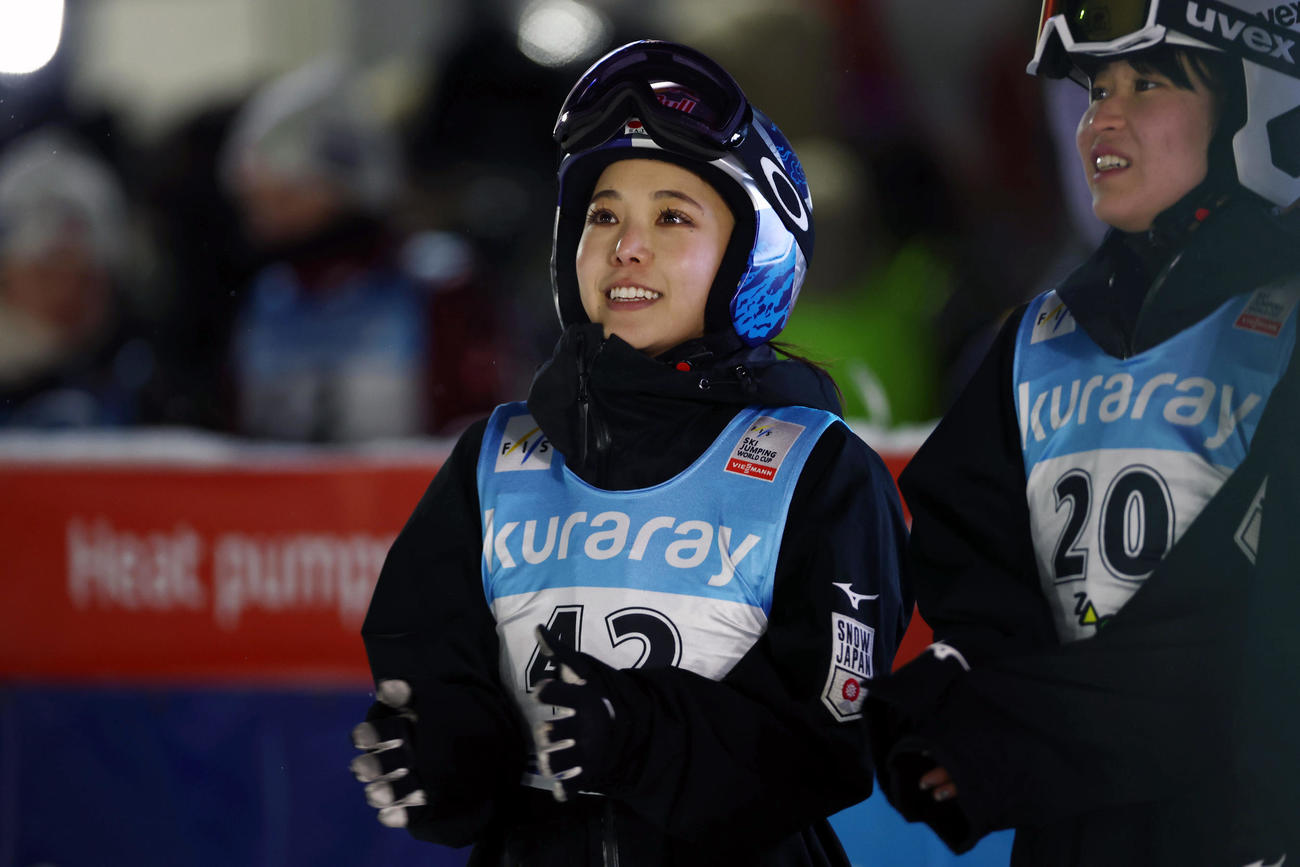 2回目の飛躍に臨む丸山を応援する高梨（撮影・前田充）