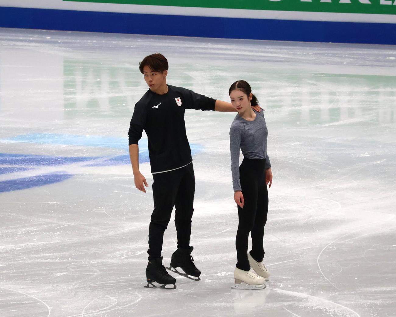 4大陸選手権の公式練習に臨む森口（左）と長岡（撮影・勝部晃多）