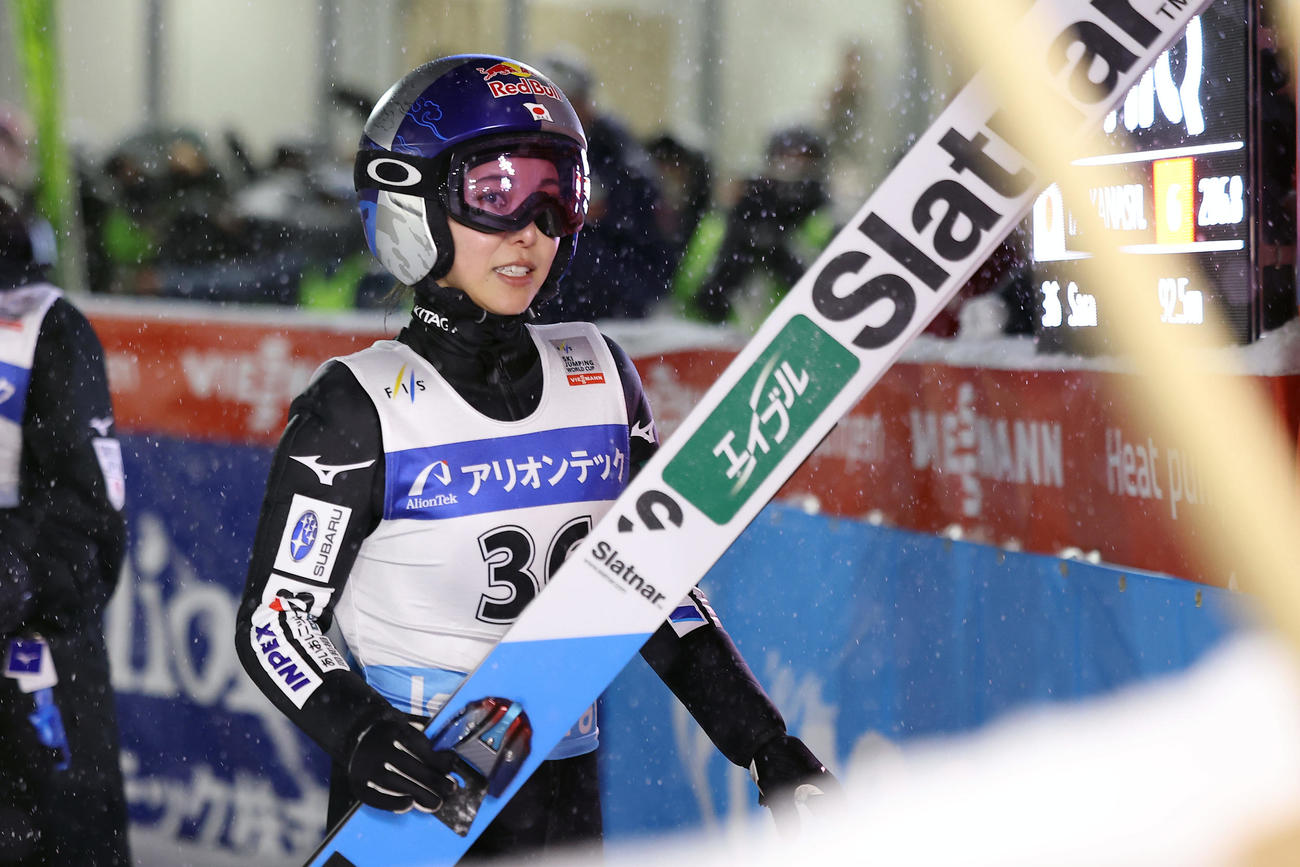2回目の飛躍を終えた高梨（撮影・前田充）