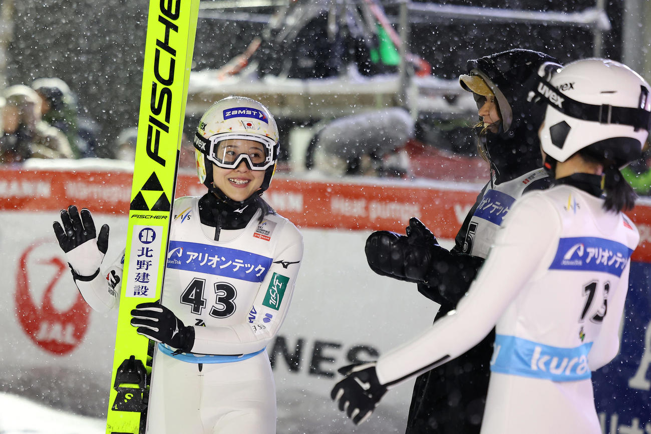 2回目の飛躍を終え笑顔を見せる丸山（左）（撮影・前田充）