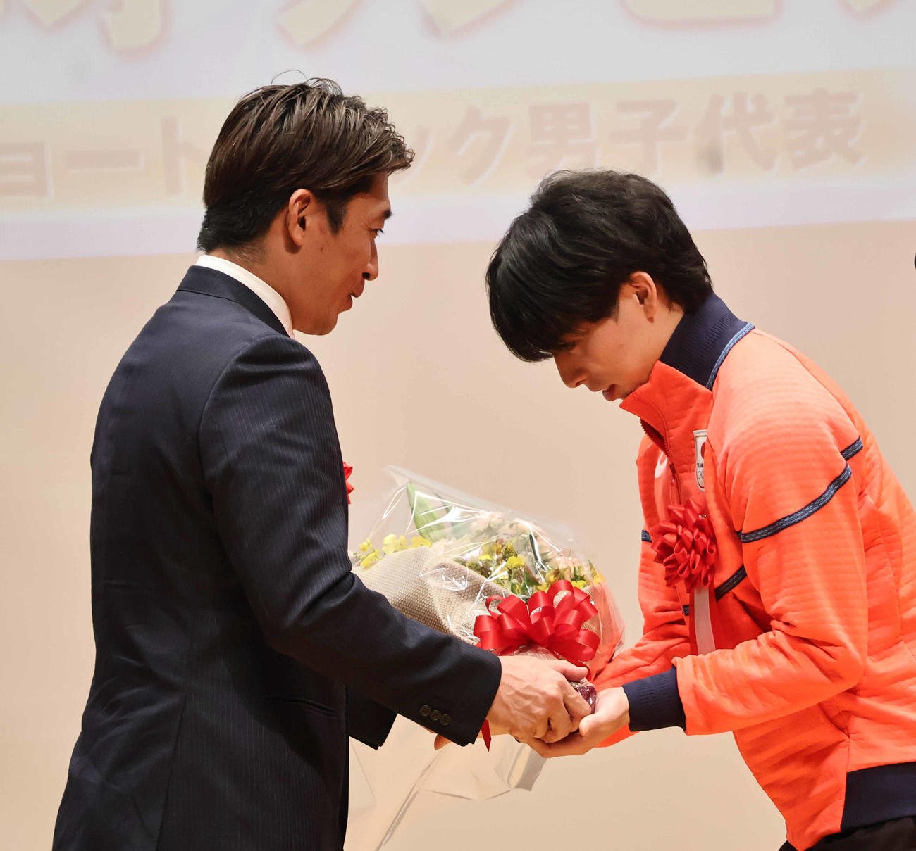 西谷岳文氏（左）から花束を受け取る宮田将吾（撮影・竹本穂乃加）