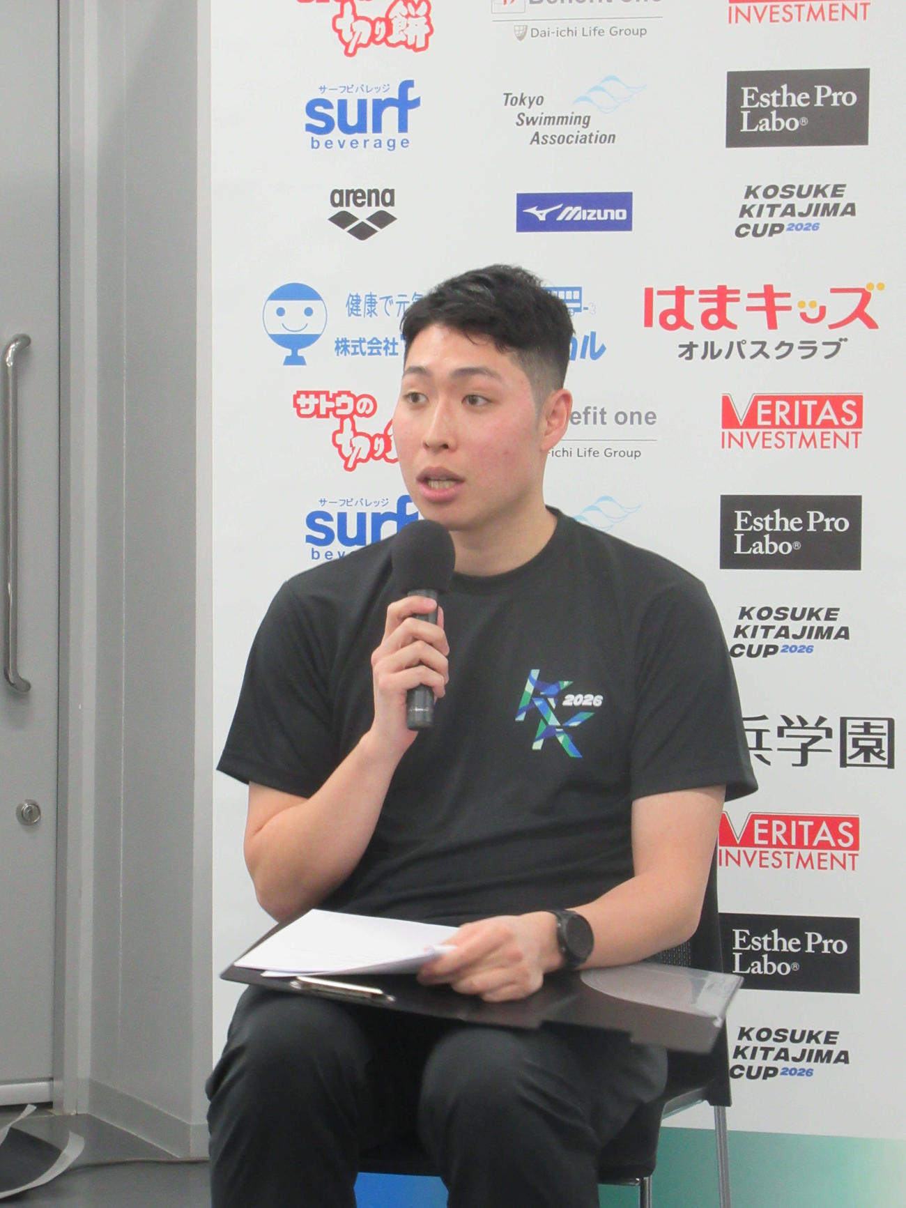 萩野公介氏は、北島康介杯前日会見の司会を務めた（撮影・益田一弘）＝2026年1月22日、東京アクアティクスセンター