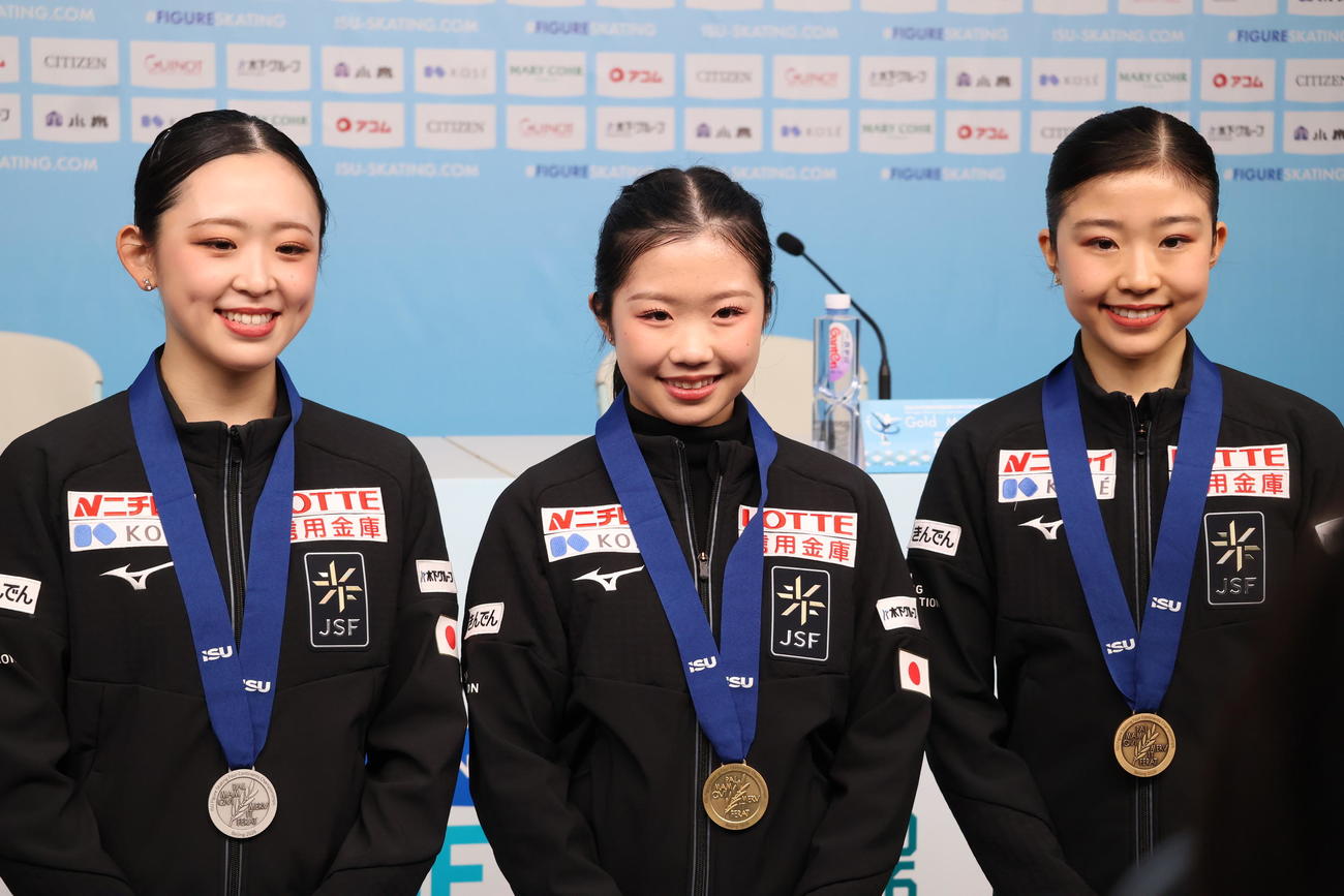 4大陸選手権の女子SPを終え、会見に出席する（左から）青木、中井、千葉（撮影・勝部晃多）