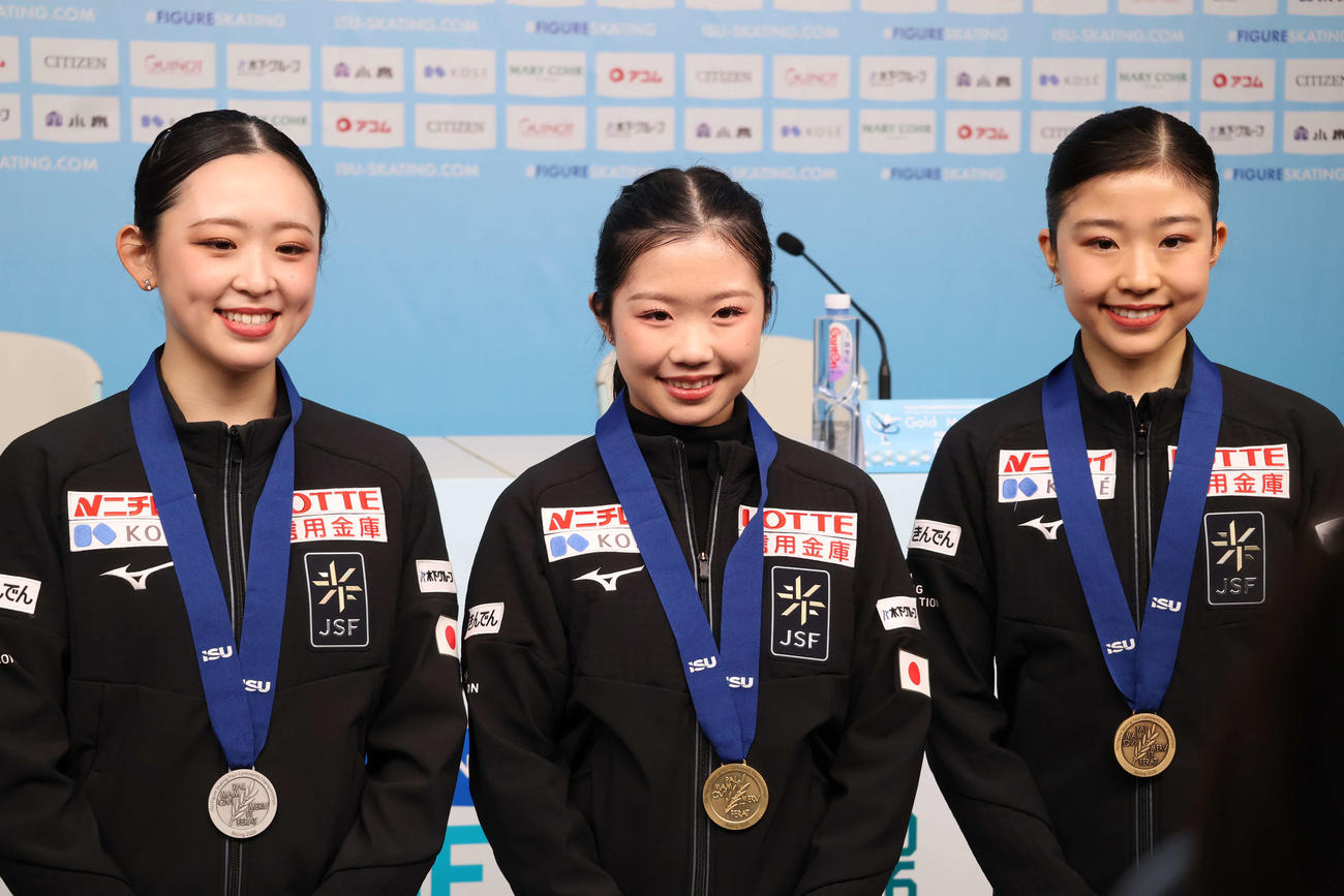 4大陸選手権の女子SPを終え、会見に出席する（左から）青木、中井、千葉（撮影・勝部晃多）