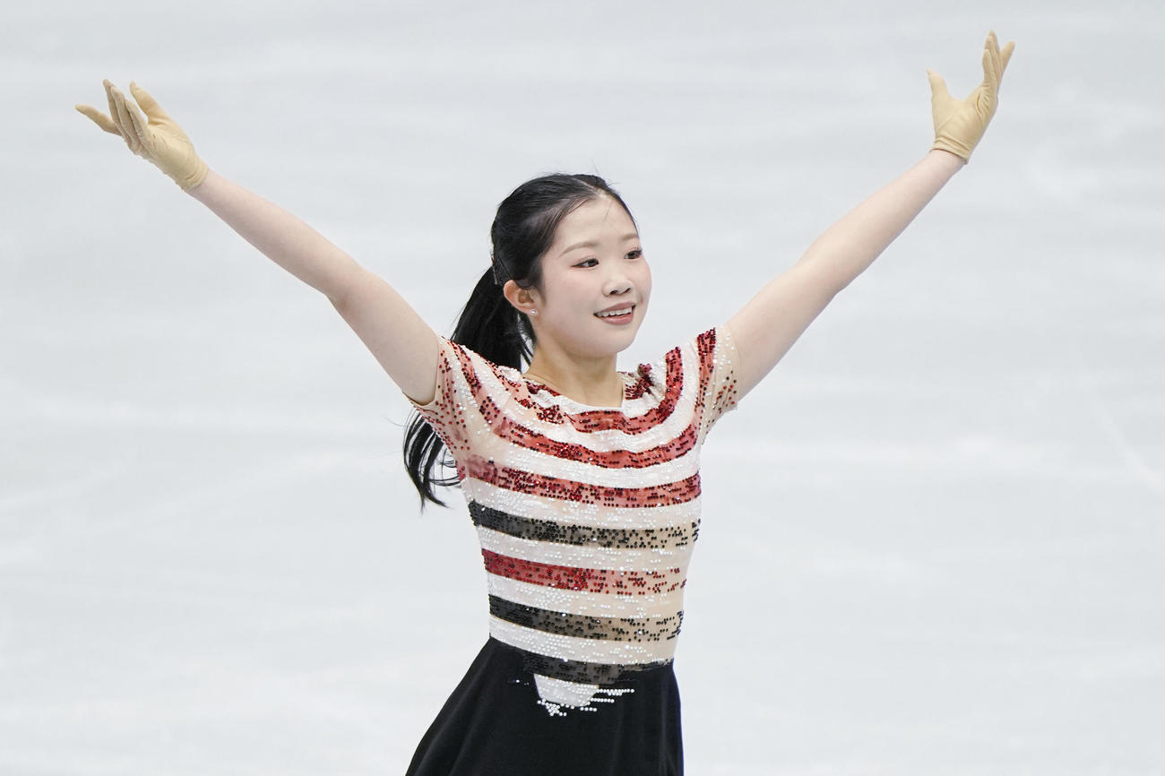女子SPの演技を終え、歓声に応える中井亜美（共同）