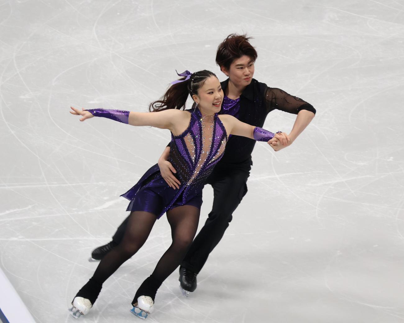 4大陸選手権のアイスダンスRDで演技する吉田（左）と森田（撮影・勝部晃多）