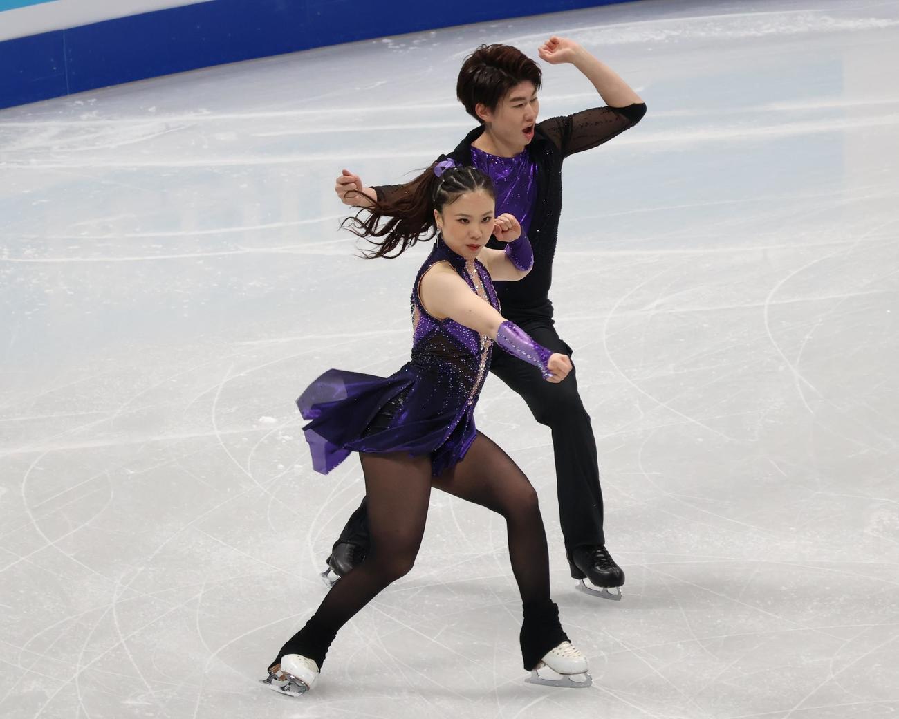4大陸選手権のアイスダンスRDで演技する吉田（左）と森田（撮影・勝部晃多）