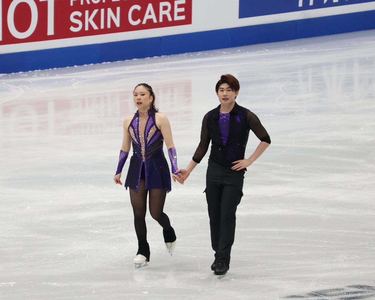 4大陸選手権のアイスダンスRDを終えた吉田（左）と森田（撮影・勝部晃多）