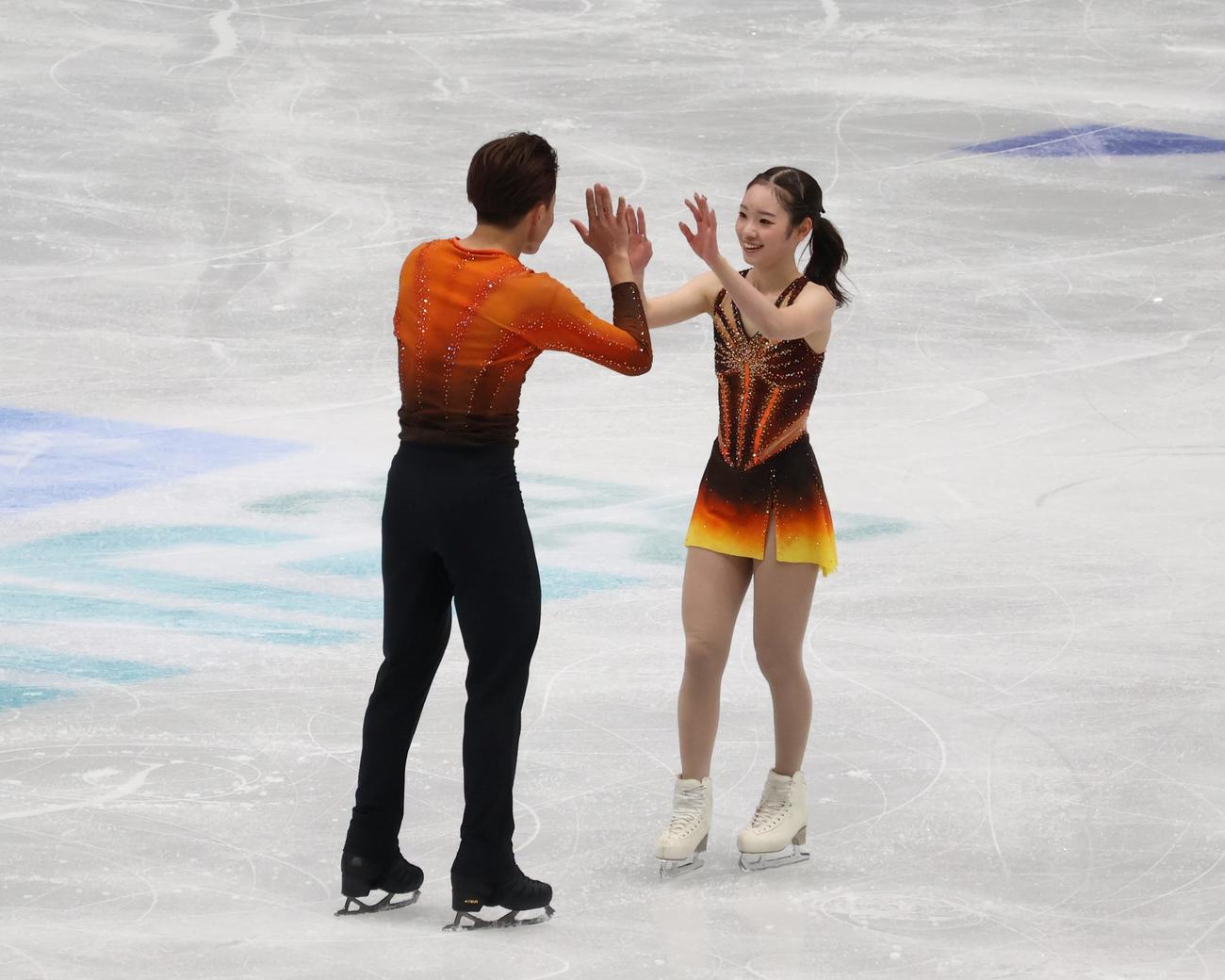 4大陸選手権のSPを終え、ハイタッチする森口（左）と長岡（撮影・勝部晃多）