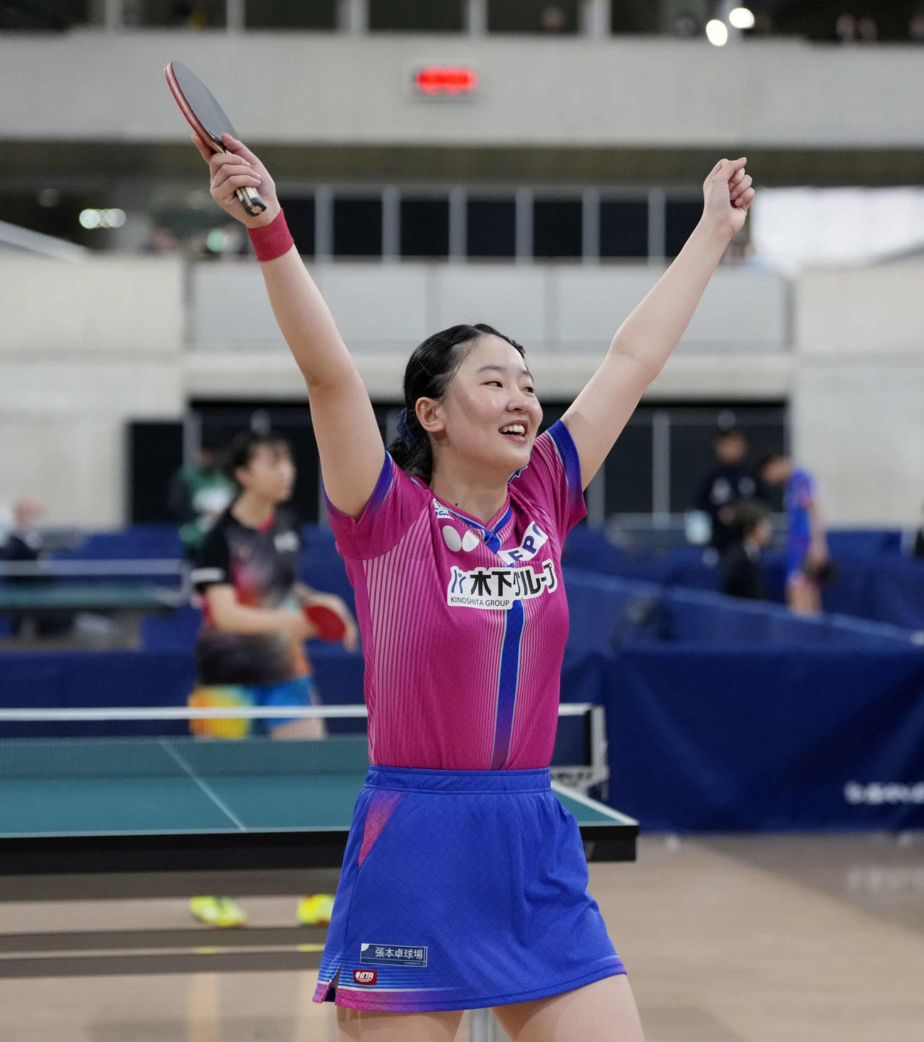 女子ジュニア決勝　張本美和対小塩悠菜　優勝を決めガッツポーズをする張本美（撮影・小島史椰）