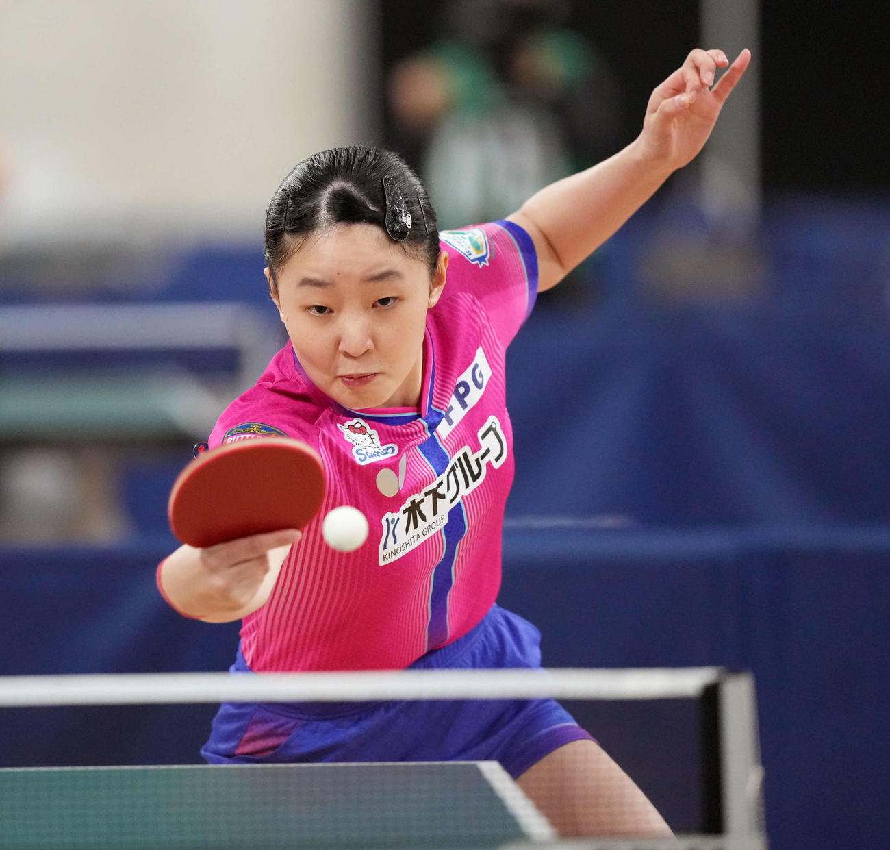 女子ジュニア決勝　張本美和対小塩悠菜　打ち返す張本美（撮影・小島史椰）