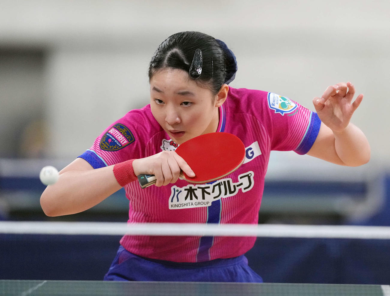 女子ジュニア決勝　張本美和対小塩悠菜　打ち返す張本美（撮影・小島史椰）