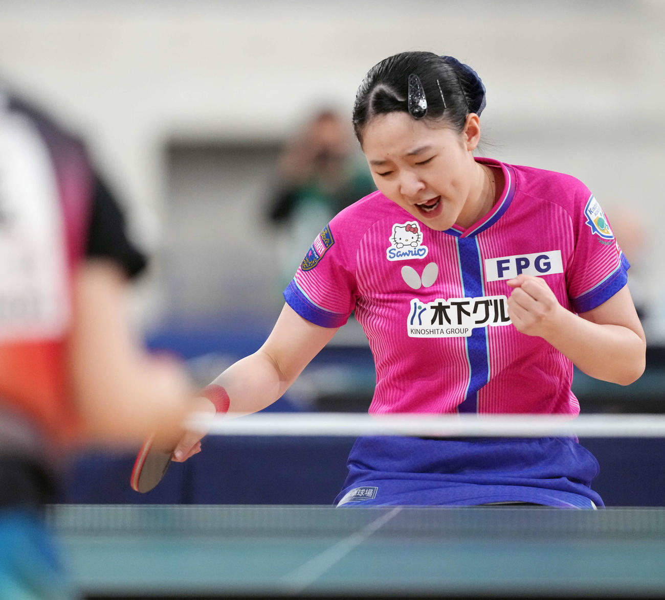 女子ジュニア決勝　張本美和対小塩悠菜　ポイントを奪いガッツポーズをする張本美（撮影・小島史椰）
